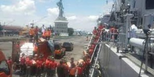Potret Kapal Perang Malahayati Kirim Kebutuhan Pokok ke Masalembo, Butuh Waktu 14 Jam