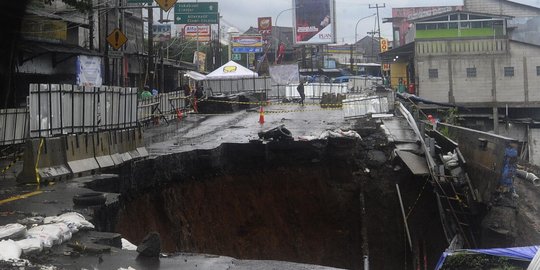 Jembatan Cikereteg Longsor, Jalan Nasional Bogor-Sukabumi Terputus