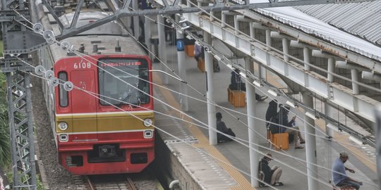 Penjelasan KCI Viral Kaca KRL di Stasiun Manggarai Pecah Ditekan Penumpang