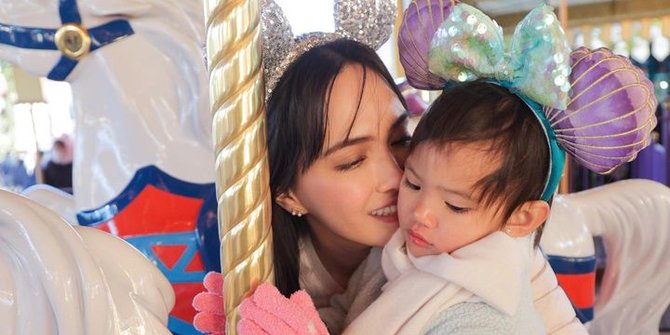 10 Momen Keseruan Shandy Aulia di Disneyland Tokyo, Penampilannya Bikin Salfok