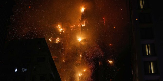 Potret Gedung Pencakar Langit Hong Kong Dilalap Kebakaran Dahsyat