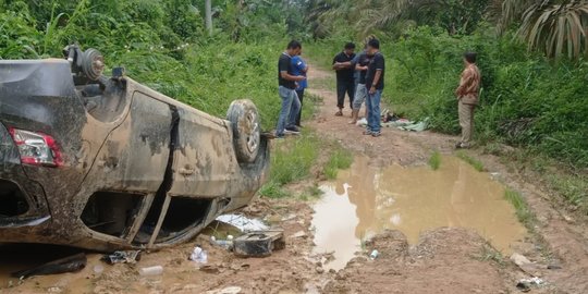 Geram, Warga Hancurkan dan Gulingkan Mobil Pengedar Uang Palsu