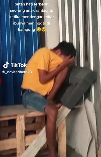 potret pria dengar kabar duka