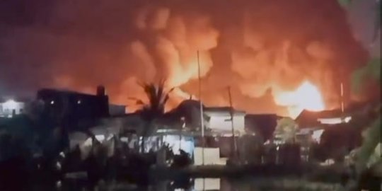 Kebakaran di Depo Pertamina Plumpang Jakut, 90 Petugas Damkar Berjibaku Padamkan Api