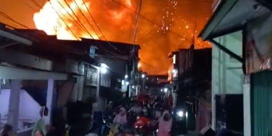 Kebakaran Depo Pertamina Plumpang, Api Terus Membesar & Terdengar Suara Ledakan