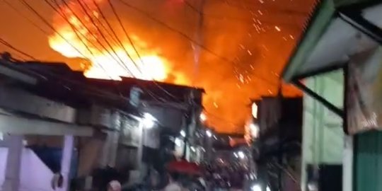Depo Pertamina Plumpang Kebakaran, Pemadam Fokus Cegah Api Merambat ke Rumah Warga