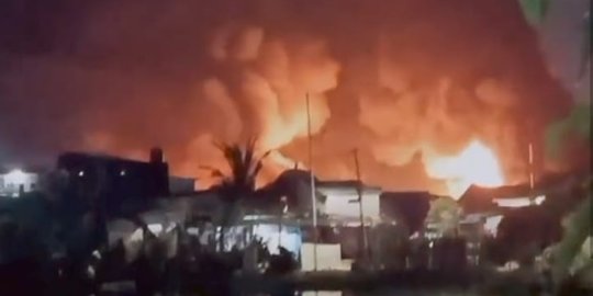 Petugas Damkar Duga Depo Plumpang Kebakaran Akibat Sambaran Petir