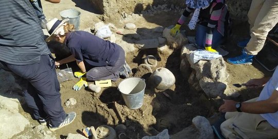 Kerangka Pria dan Wanita Terbaring dalam Makam Misterius Berusia 3.200 Tahun