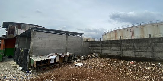 Melihat Batas Depo Pertamina Plumpang dengan Pemukiman Warga, Cuma Disekat Tembok