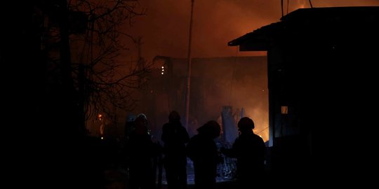 Malam Membara dan Mencekam saat Api Depo Pertamina Plumpang Menyambar Rumah Warga