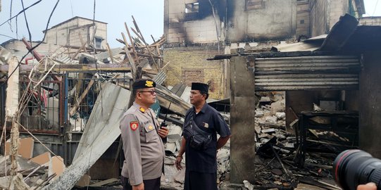 Bangun Dapur Lapangan, Korps Brimob Bantu Korban Terdampak Kebakaran Depo Pertamina