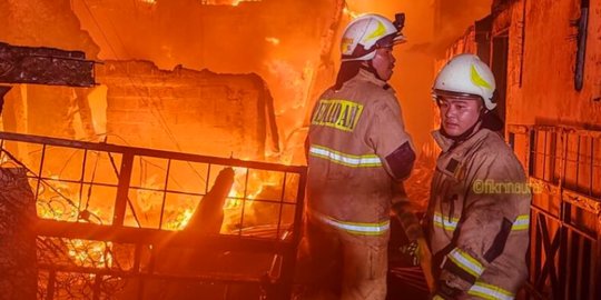 Cerita Menegangkan Petugas Damkar Taklukan Kebakaran Depo Pertamina Plumpang