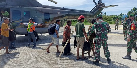 Prajurit TNI Gugur Ditembak KKB Dievakuasi ke Mimika, 6 Korban Luka Masih di Sinak