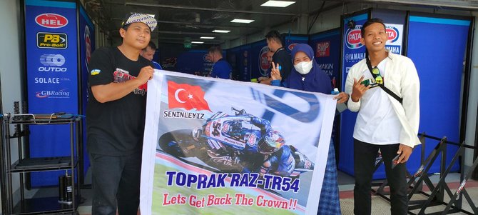 Pembalap WSBK Toprak Razgatlioglu mendapatkan hadiah syal dari fans Indonesia