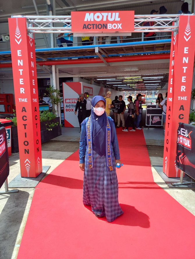 Pembalap WSBK Toprak Razgatlioglu mendapatkan hadiah syal dari fans Indonesia