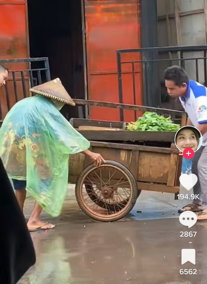 viral gerobak kakek penjual sayur masuk got bikin haru warganet