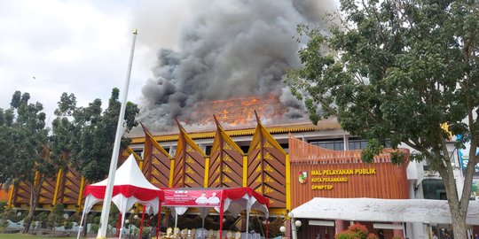 Bekas Kantor Wali Kota Pekanbaru Terbakar