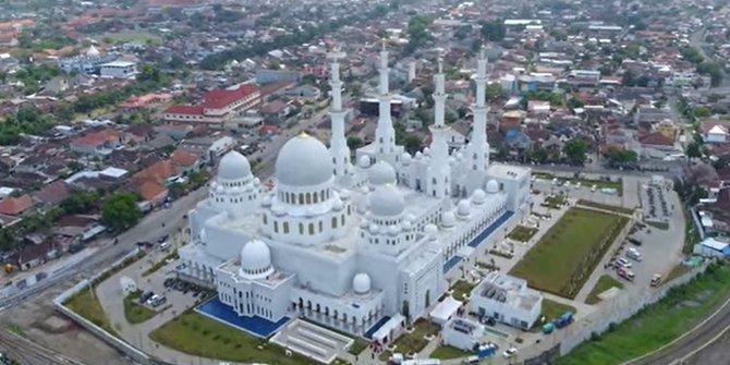 Siap Sambut Ramadan 2023, Intip Potret Terbaru Masjid Raya Sheikh Zayed Solo
