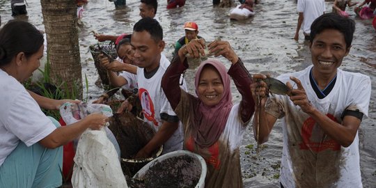 Aksi Warga Sukabumi Tangkap Ikan di Empang, Dukung Puan Maharani Capres 2024
