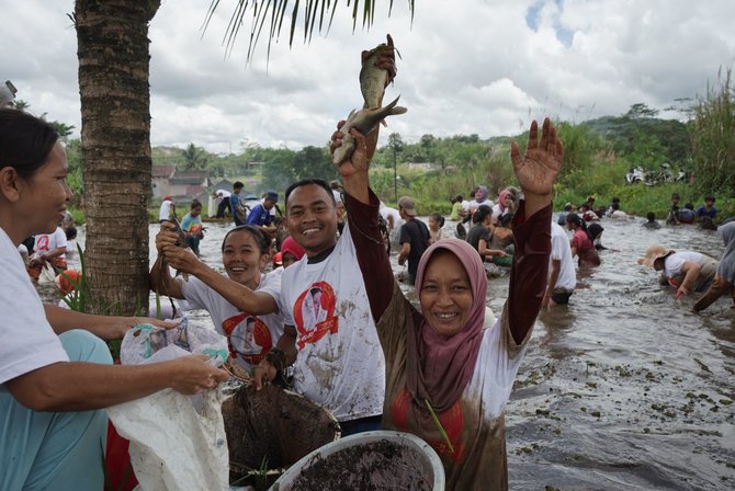 warga sukabumi tangkap ikan dukung puan