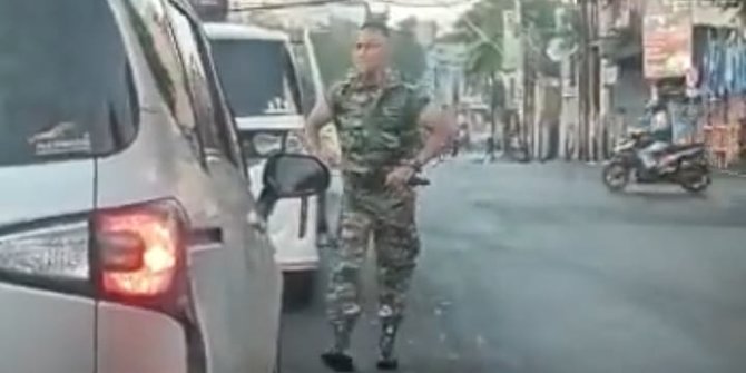 TNI AD Buru Pria Berseragam Tentara Ancam Pengguna Mobil Pakai Pisau di Jalan