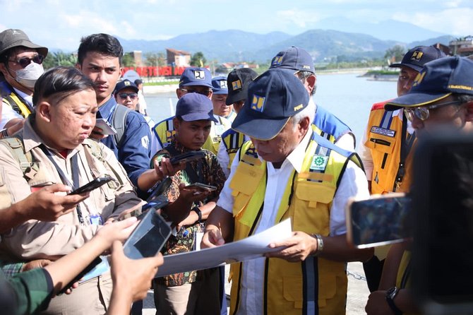 menteri pupr dampingi jokowi resmikan 3 infrastruktur pengendali banjir sungai citarum