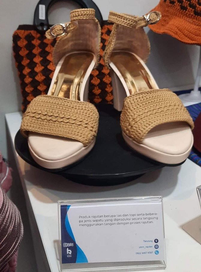 sepatu amp sandal rajut dari tarutung dibantu promosikan di rumah bumn