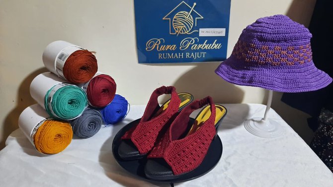 sepatu amp sandal rajut dari tarutung dibantu promosikan di rumah bumn