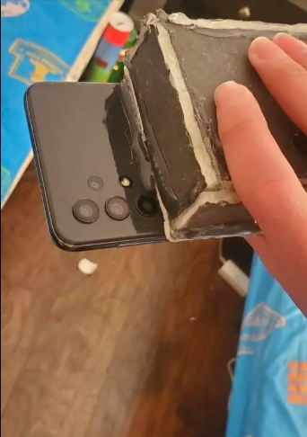 baterai hp ini dimodifikasi punya kapasitas 30000 mah awet dipakai lebih dari seminggu