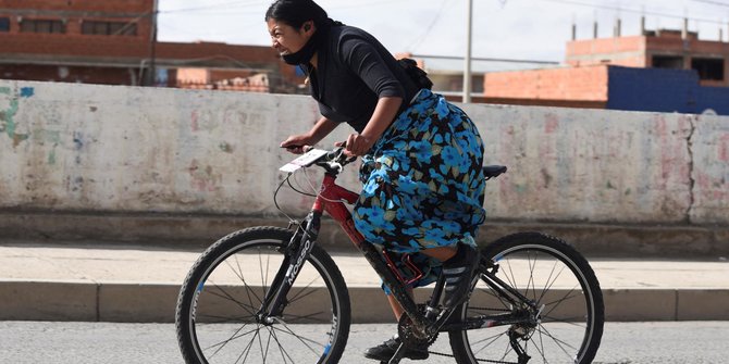 Potret Seru Wanita-Wanita Pembalap Sepeda Cholitas di Bolivia