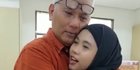 Bikin Haru, Begini Momen Ayah yang Rela Cuti untuk Hadir di Sidang Akhir Putrinya