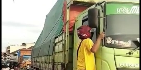 Momen Sopir Truk Ketiduran dan Bikin Jalanan Macet, Dibangunkan Pengendara Motor