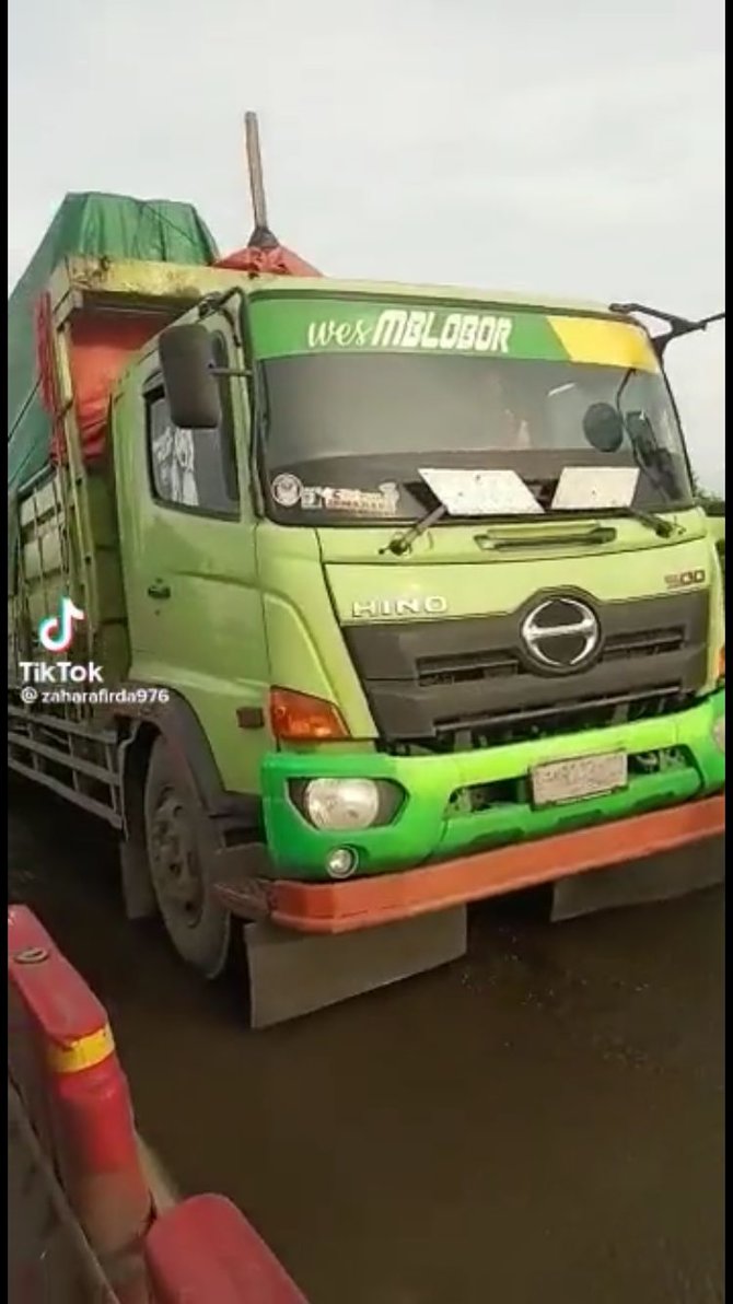 momen sopir truk ketiduran dan bikin jalanan macet akhirnya dibangunkan