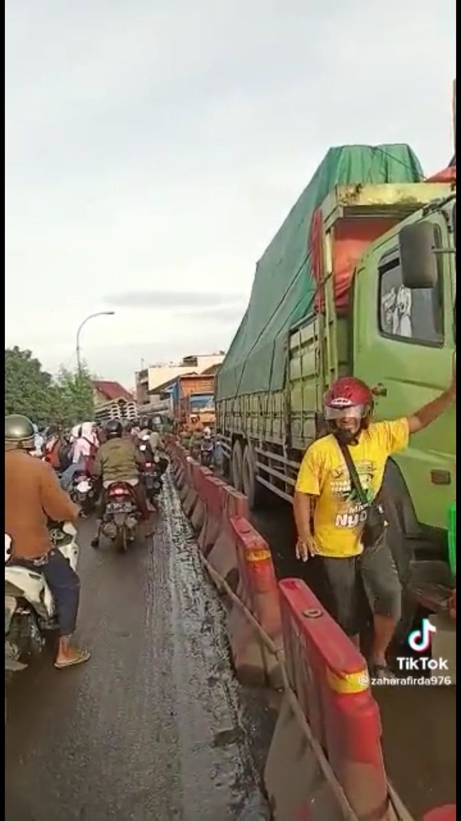 momen sopir truk ketiduran dan bikin jalanan macet akhirnya dibangunkan