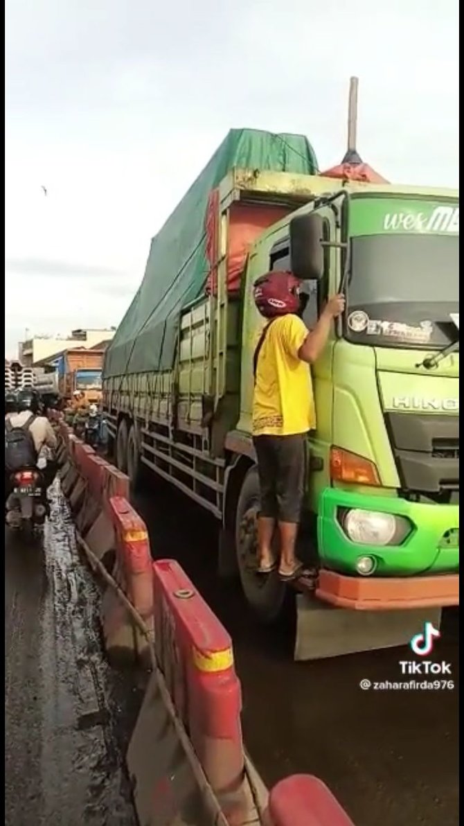 momen sopir truk ketiduran dan bikin jalanan macet akhirnya dibangunkan