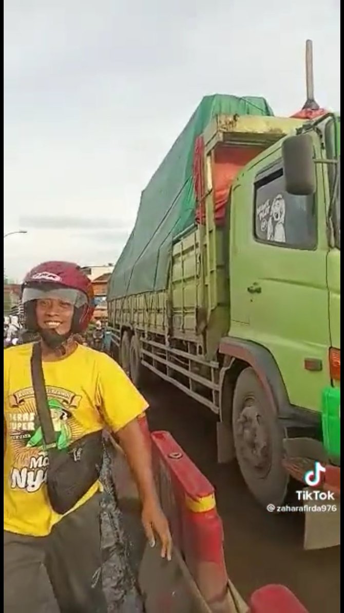 momen sopir truk ketiduran dan bikin jalanan macet akhirnya dibangunkan