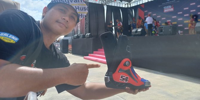 Cerita Fans asal Lombok Dapat Hadiah Sepatu Balap dari Toprak, Juara Dunia WSBK 2021