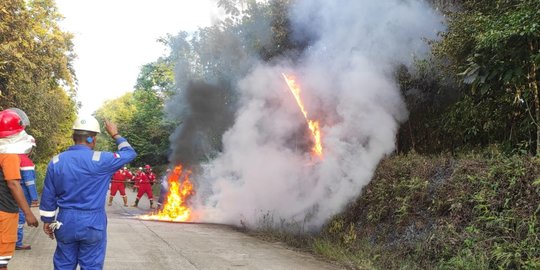 Klaim Disabotase, Pipa Minyak Pertamina di Pinggir Jalan PALI Terbakar