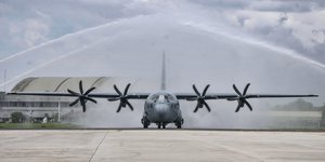 Momen Super Hercules C-130J yang Dibeli TNI AU Mendarat di Halim Perdanakusuma