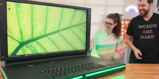 YouTuber Ini Buat Laptop Game Raksasa Beratnya 50 Kg Setara Bayi Kuda Nil