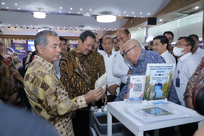 menteri kelautan dan perikanan sakti wahyu trenggono saat membuka umkm kelautan dan perikanan thrive expo 2023