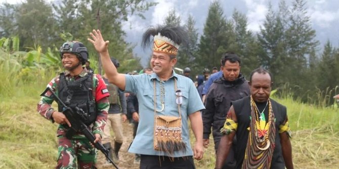 Wajah Ceria Pangkostrad di Puncak Papua, Dapat Tanda Kehormatan & Beri Bantuan Lampu