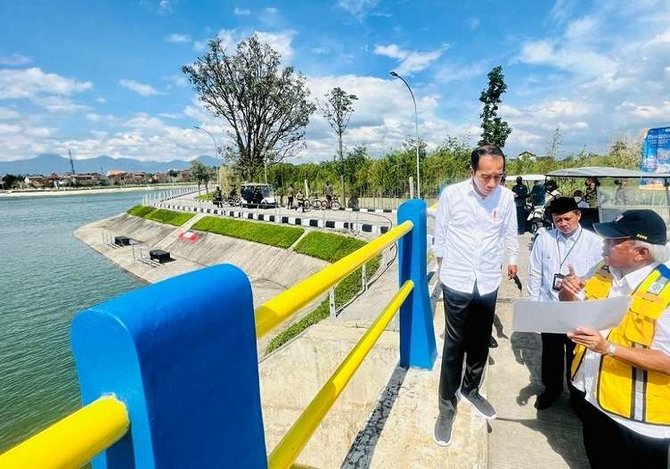 presiden jokowi meresmikan tiga infrastruktur pengendali banjir di bandung