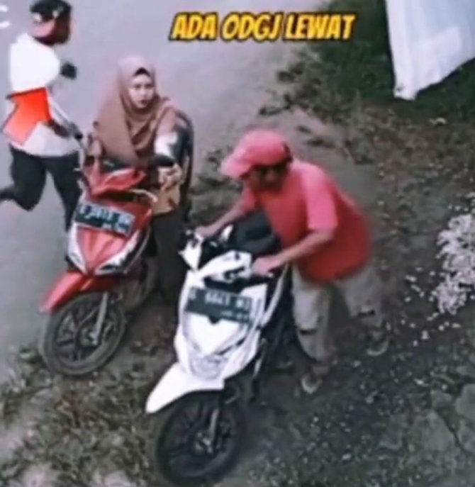 tahu aksinya terekam cctv reaksi 2 orang gagal maling motor ini curi perhatian