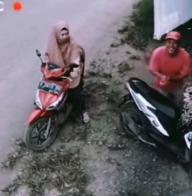 tahu aksinya terekam cctv reaksi 2 orang gagal maling motor ini curi perhatian