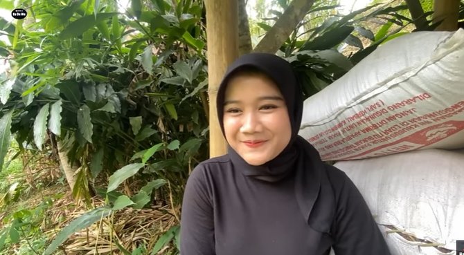 menangis cerita gadis desa cantik ditinggal sang ayah jadi kuli pencari kangkung