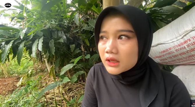 menangis cerita gadis desa cantik ditinggal sang ayah jadi kuli pencari kangkung