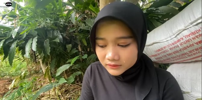 menangis cerita gadis desa cantik ditinggal sang ayah jadi kuli pencari kangkung