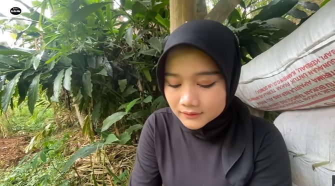 menangis cerita gadis desa cantik ditinggal sang ayah jadi kuli pencari kangkung