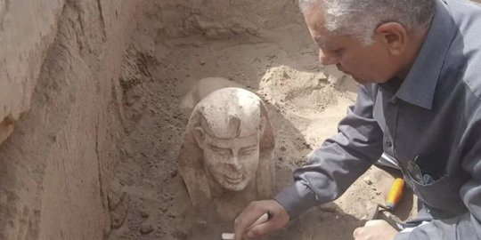 Patung Sphinx Kaisar Romawi Berlesung Pipi Terkubur Ribuan Tahun di Mesir